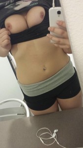 Petite peste suceuse disponible pour un plan cul sur Paris