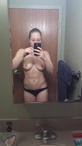 Jeune coquine de Paris à la recherche plan baise