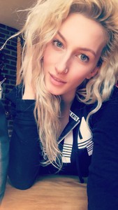 Jolie jeune coquine de Paris veut plan cul