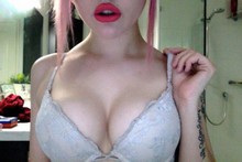 Une jeune coquine aux gros seins sans tabou désire un bel homme moins de 30 ans